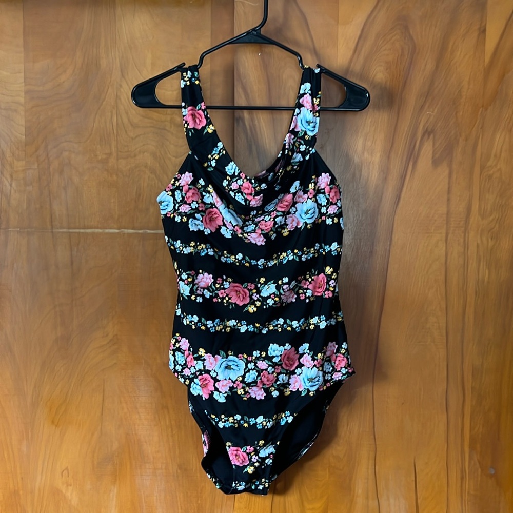 Old Navy 1 piece swimsuit XL